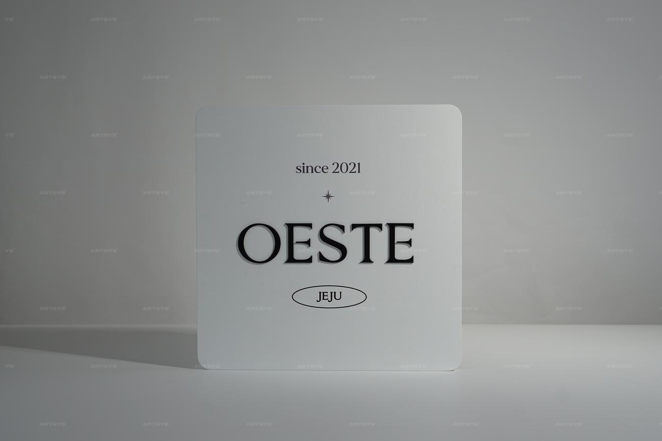 아트시스의 OESTE 제주 - 2021년부터 운영 중인 세련된 아크릴 간판